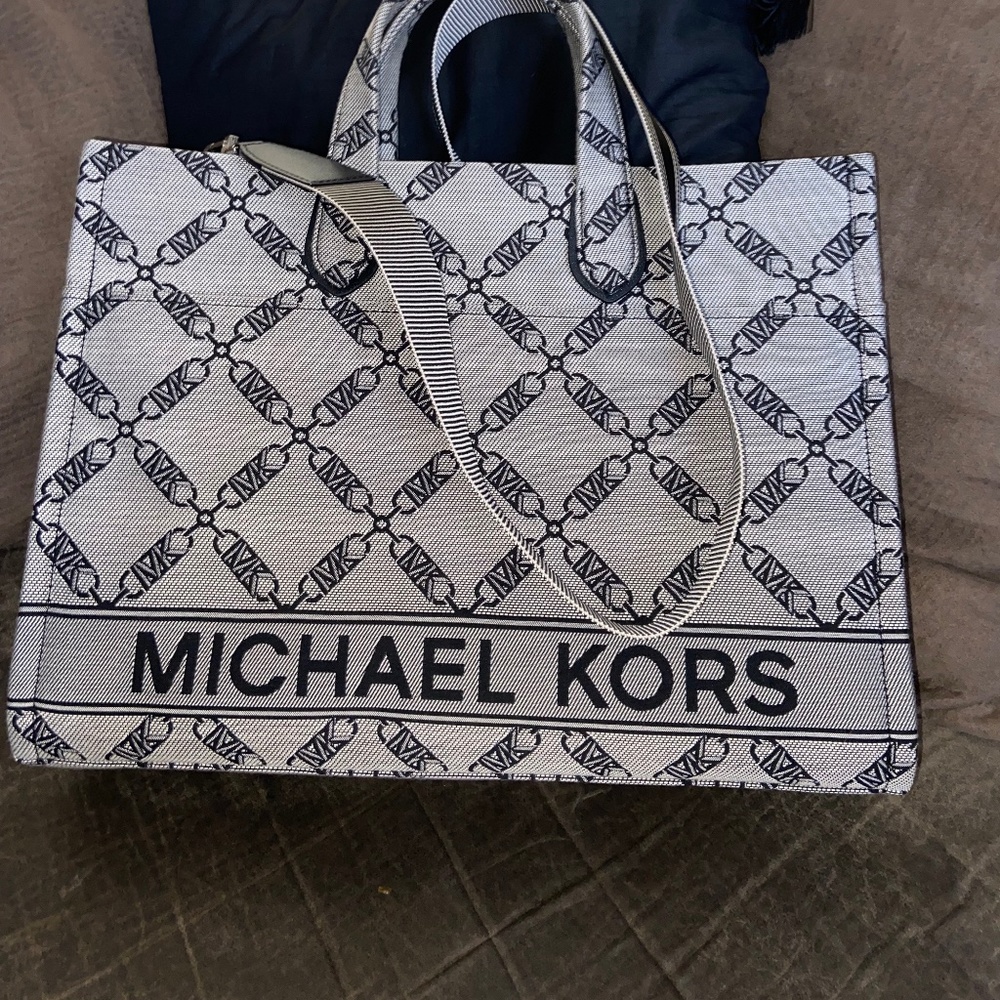 New Michael Kors Purse
